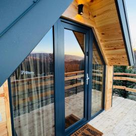 Tiny A-Frame Cabin with Private Hot Tub & Views - Perfect for 2，位于Şelari的酒店