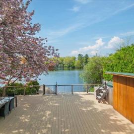 Cherry Blossom Lake House，位于Lake Peekskill的酒店
