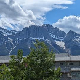 2 Bedroom Condo Banff, Canmore sleeps 6 comfortably，位于坎莫尔的酒店