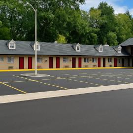 Rocky Mountain Lodge & Suites，位于Renfrew的酒店