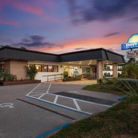 Days Inn by Wyndham Fort Myers Springs Resort,位于埃斯特罗的酒店