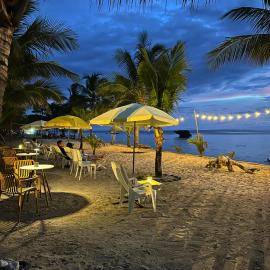 Gold View Beachfront Resort，位于Timbaon的酒店
