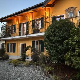 La SERAFINA，位于Vanzaghello的酒店