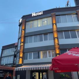 EquatorHotel，位于基希讷乌的酒店