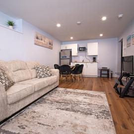 Richies Place Modern 2BR, Parking & Private Entry，位于弗雷德里克顿的酒店