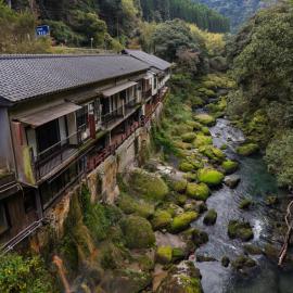 天然温泉旅館 繁花荘せせらぎ，位于雾岛市的酒店