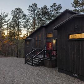 Serene mountain cabin with hot tub and 2 ensuites，位于斯蒂芬斯穴窟的酒店