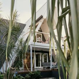 Salt At Mudjimba Recovery Retreat Beachouse，位于穆德吉巴的酒店