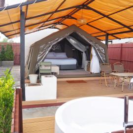 Sichon Glamping Resort, Beachfront，位于Ban Plai Thon的酒店