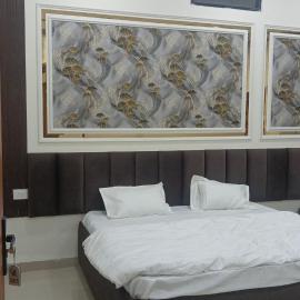 Gurukripa rooms rooftop party hall，位于Harsola的酒店