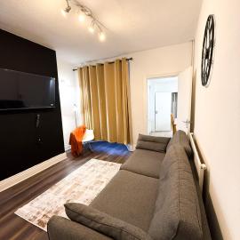 Spacious 3 Bed , Free Parking , Fast WiFi , Long Stays，位于凯特林的酒店
