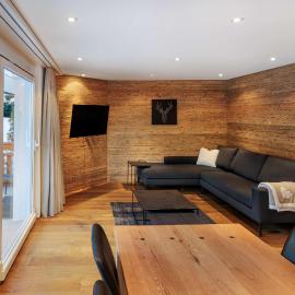 Cornelia 1 Ski-In-Out Stunning Views & Sleeps 8，位于萨斯费的酒店