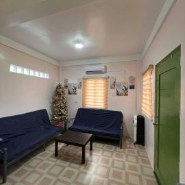 Uptown Virac Staycation House，位于维拉克的酒店