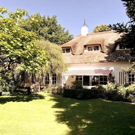 Westvleugel van luxe villa - 100 m2 - 5-8 persons - sauna - whirlpools，位于奥斯的酒店