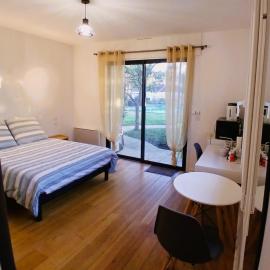Studio attenant à maison avec parking, jardin, piscine，位于伊格涅的酒店