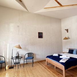 "White House Nakani" - Guesthouse near the centre，位于梅斯蒂亚的酒店