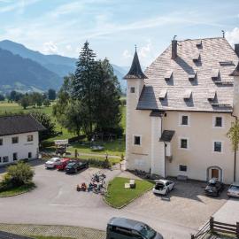 Schloss Saalhof- Schlossflair, Wellnessauszeit, Bauernhofleben, Familienzeit im historischen Apartment zentral zwischen Zell am See und Saalbach-Hinterglemm，位于迈斯霍芬的酒店