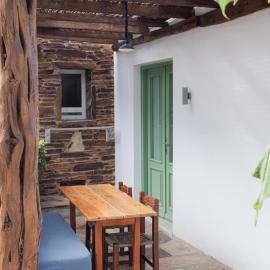 Nikos Place，位于伊奥斯乔拉的酒店