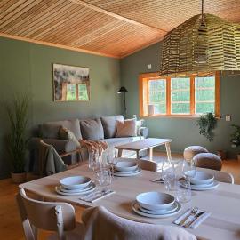 Peaceful Forest Cabin in Dalarna with Fireplace & Patio，位于马隆的酒店