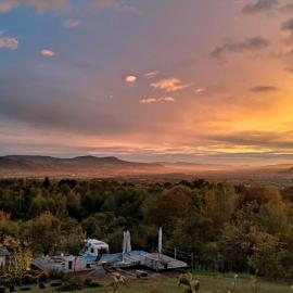 Langaland Glamping unități de cazare în natură cu mic dejun și cină incluse，位于Susenii Bîrgăului的酒店