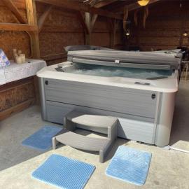 Restored 1850's Farmhouse - Classic Red Barn w Hot Tub - Seneca & Keuka Wine Trails - Pets OK，位于彭延的酒店