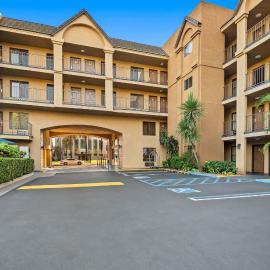 Howard Johnson by Wyndham Pasadena，位于帕萨迪纳的酒店