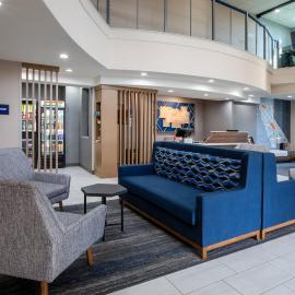Holiday Inn Express & Suites Lathrop by IHG，位于莱思罗普的酒店