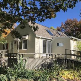 The Sunflower - Hot Tub Hideaway on 13 Wooded Acres - Fire Pit - Lake View - Near Keuka & Seneca Lake - Pet-Friendly，位于彭延的酒店