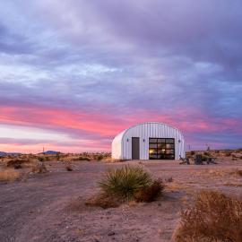 Desert Sky On 5 Acres with Marfa Lights Views，位于马尔法的酒店