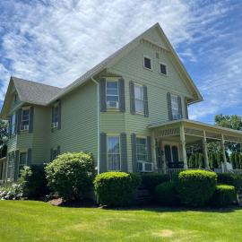 It's A Wonderful Life - Main St Penn Yan - Walk to Shops & Dining - Hot Tub - Pets OK - Seneca & Keuka Lake，位于彭延的酒店