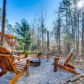Secluded Family Cabin w/ Deck Near Cherokee Lake，位于墨菲的酒店