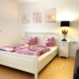 Exklusive Ferienwohnung m. Terrasse, ruhig gelegen，位于普富林根的酒店