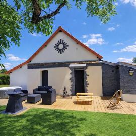 La Demeure du Faon en cœur de Sologne 10mn Lamotte-Beuvron, gîte de charme avec jacuzzi et piscine , proche Center Parc Beauval Châteaux de la Loire Orléans，位于Chaon的酒店