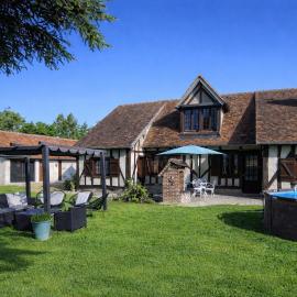 La Demeure du Cerf gîte de charme 6P avec piscine chauffée & spa, Sologne, proche Center Parcs, Lamotte-Beuvron et Zoo de Beauval，位于Chaon的酒店
