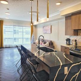 Family Stylish 1BR and Den Condo -Apartment with City View, Downtown, Balcony, Free Parking, In-Suite Laundry!，位于卡尔加里的酒店