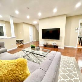 Paris Charm Modern 4B3B, Kitchen, Parking,5G，位于列治文山的酒店