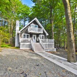 Charming n Fun chalet Retreat in The Poconos，位于托比汉纳的酒店