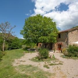 Romantic stone farmhouse studios with private terrace in beautiful Tuscany，位于苏比亚诺的酒店