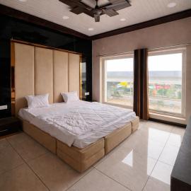 The Golden Wings Hotel,位于Dewās的酒店