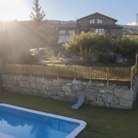 Casa con piscina y vistas al Cadí，位于Aravell的酒店