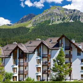 Schweizerhof Ferienwohnungen Lenzerheide Haus 1，位于伦策海德的酒店