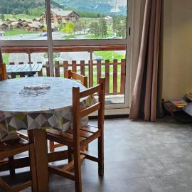 Studio lumineux et cosy avec vue montagne 7è étage，位于Superdevoluy的酒店