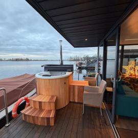 Exclusieve Houseboat La Mare 12 x 5 meter met sauna, hottup en airco，位于Maasbommel的酒店