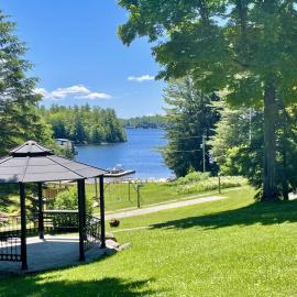 Stunning Lakeview Muskoka Pier 100 Resort，位于卡灵港的酒店
