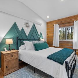 Needles Nook Cozy 1BR Log Cabin Retreat，位于卡斯特的酒店