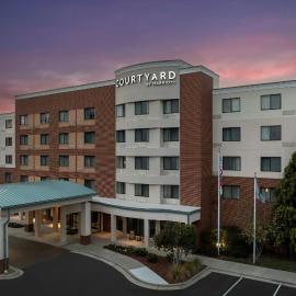 Courtyard Greensboro Airport，位于Friendship的酒店