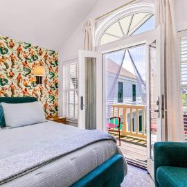 Tiny House Living + Parking | Near West End Beach，位于普罗温斯敦的酒店