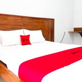 RedDoorz Plus Syariah at Umyas Hotel near Terminal Anjuk Ladang Nganjuk，位于Nganjuk的酒店