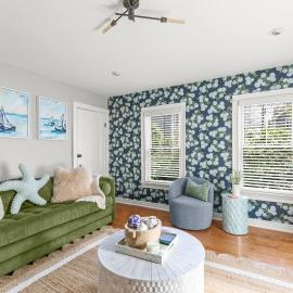Bright and Modern Condo w/ Patio, Parking, AC，位于普罗温斯敦的酒店