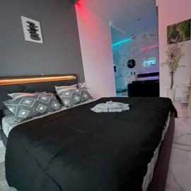 Suite Zen Jacuzzi TV Integrée Clim Wifi Béziers Centre Arrivée Autonome 24h24，位于贝济耶的酒店